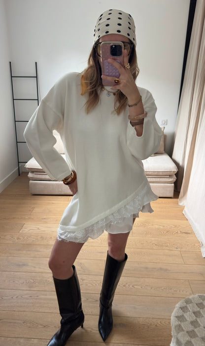 Pull asymétrique à dentelle