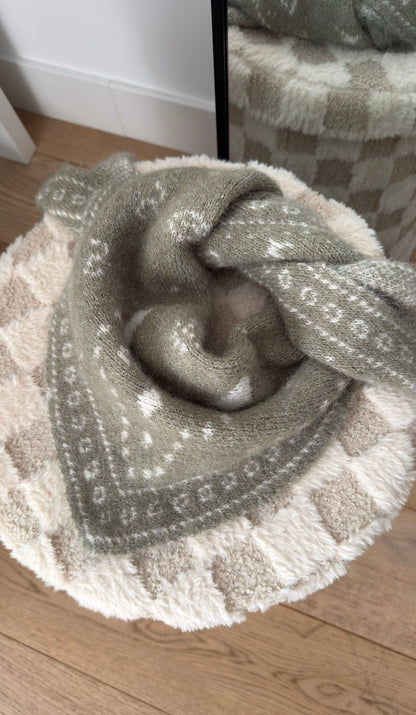 MILA - foulard triangle bandana en maille olive