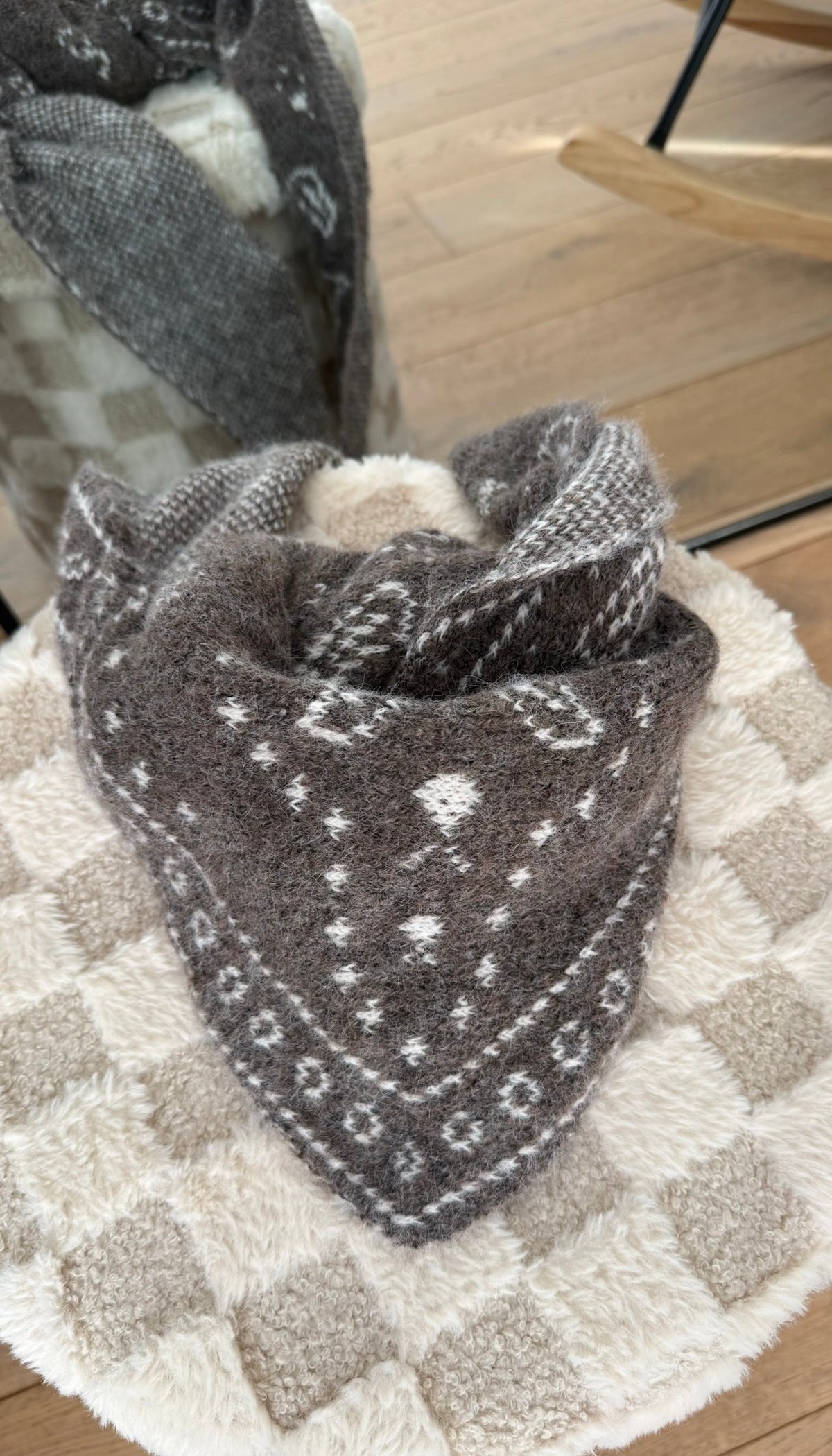 MILA - foulard triangle bandana en maille moccha